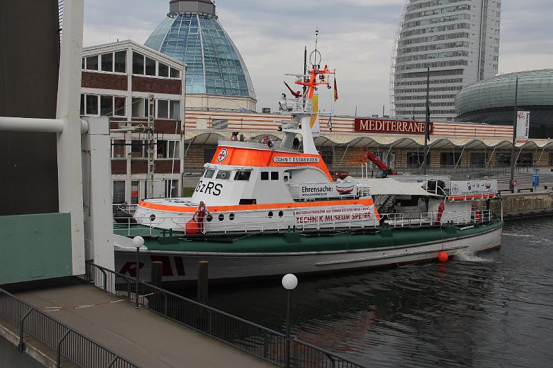 01_DJ-2011-016 Bild0002c.JPG - Fahrt an den Havenwelten vorbei zum Deutschen Schifffahrtsmuseum, vor deren Tür die Übergabe stattfand